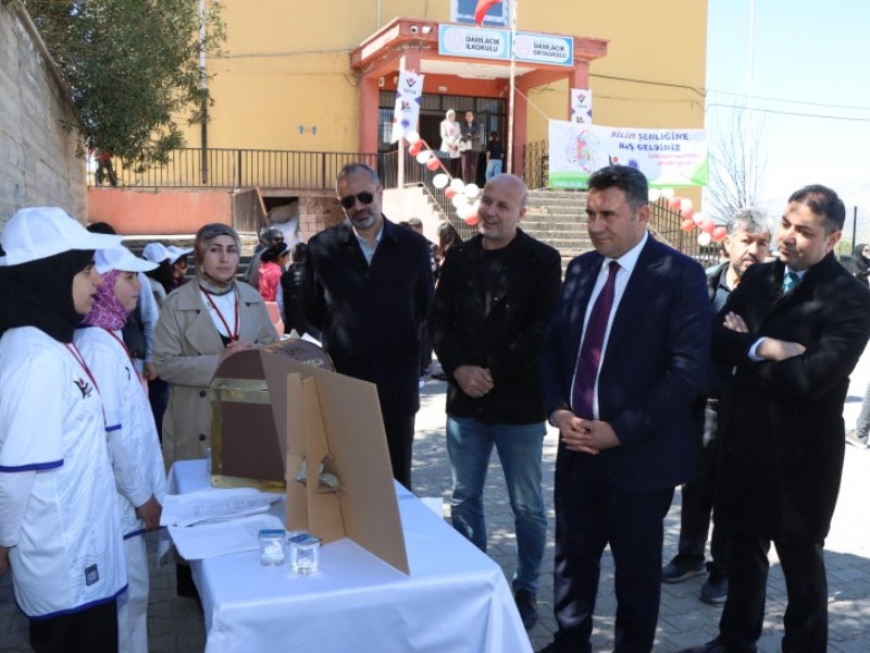 Kahta Damlacık Okulları'nda TÜBİTAK 4006 Bilim Fuarı'na yoğun ilgi